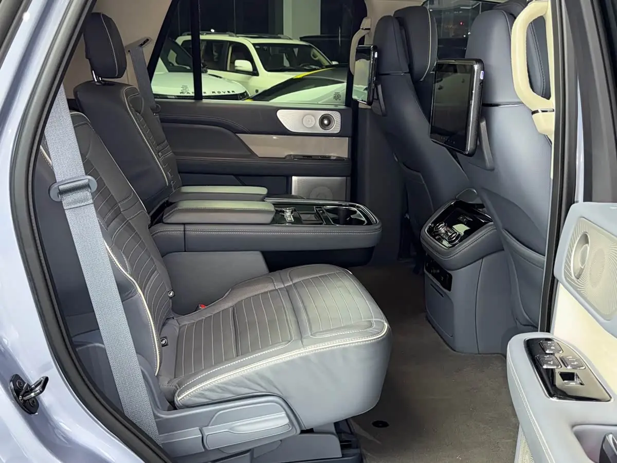 Lincoln Navigator 2019 — Photo 11/16