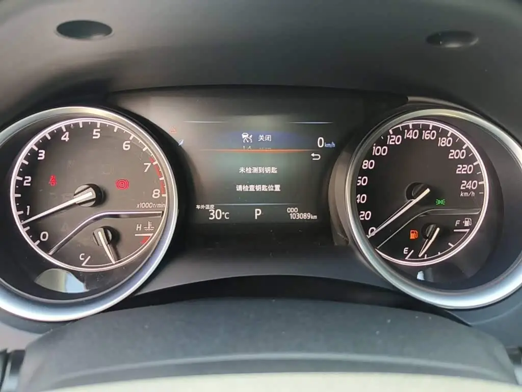 Toyota Camry 2019 — Фото 4/13