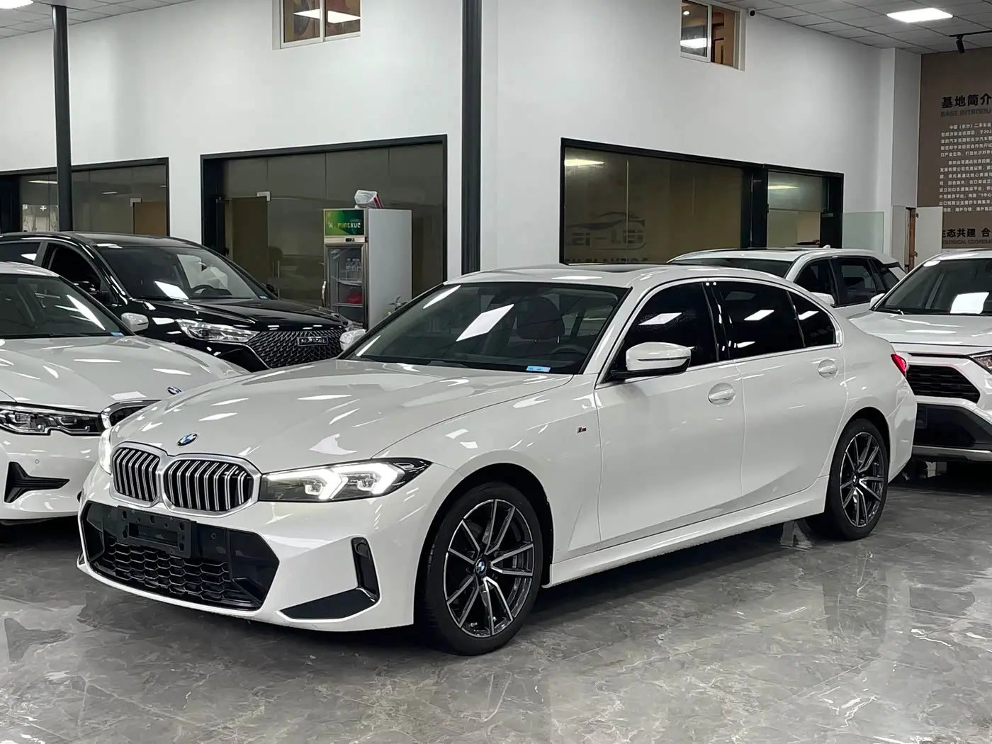 BMW 3 Series 2023 — Фото 1/16