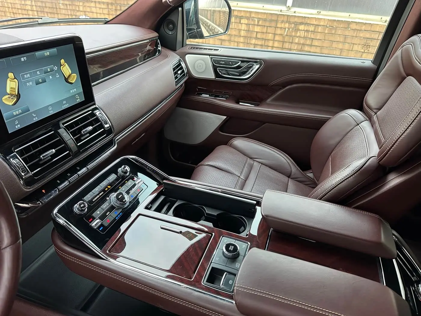 Lincoln Navigator 2021 — ფოტო 9/19