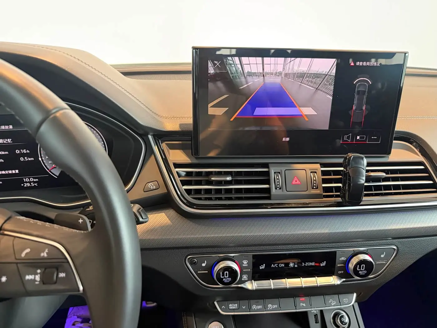 Audi Q5L 2025 — Photo 10/20