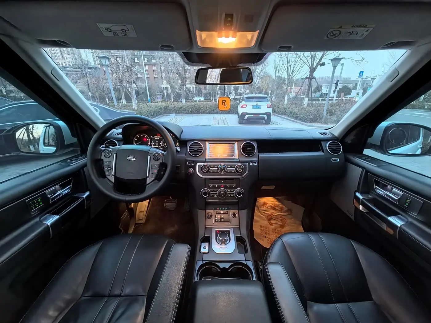 Land Rover Discovery 2015 — Фото 8/9