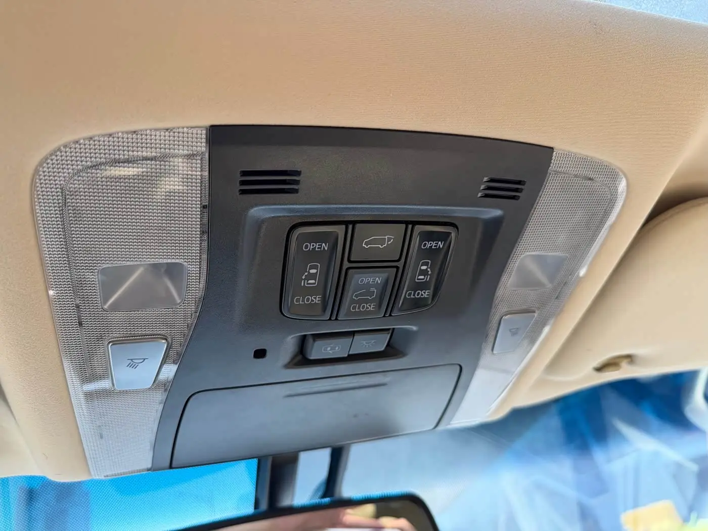 Toyota Alphard 2017 — ფოტო 20/20