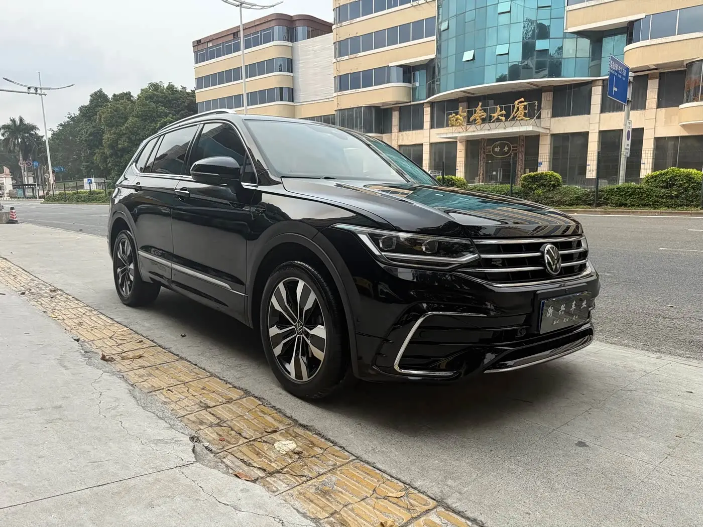 Volkswagen Tiguan L 2023 — Şəkil 3/13