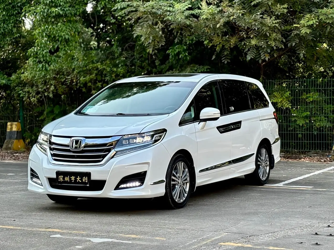 Honda Elysion 2017 — Фото 1/20