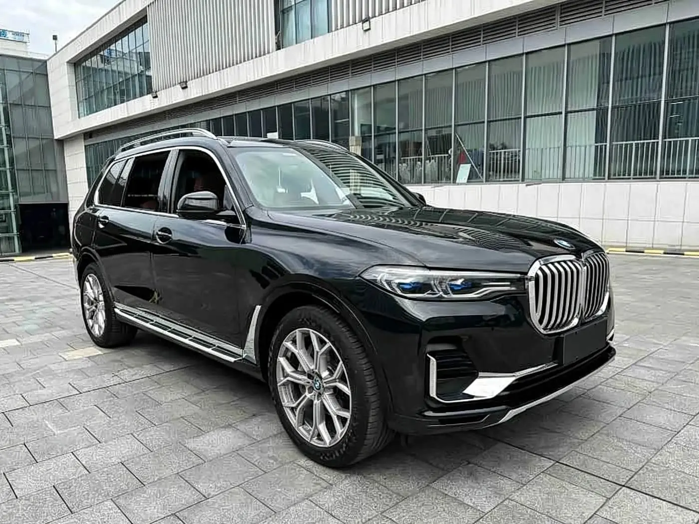 BMW X7 2020 — Photo 2/15