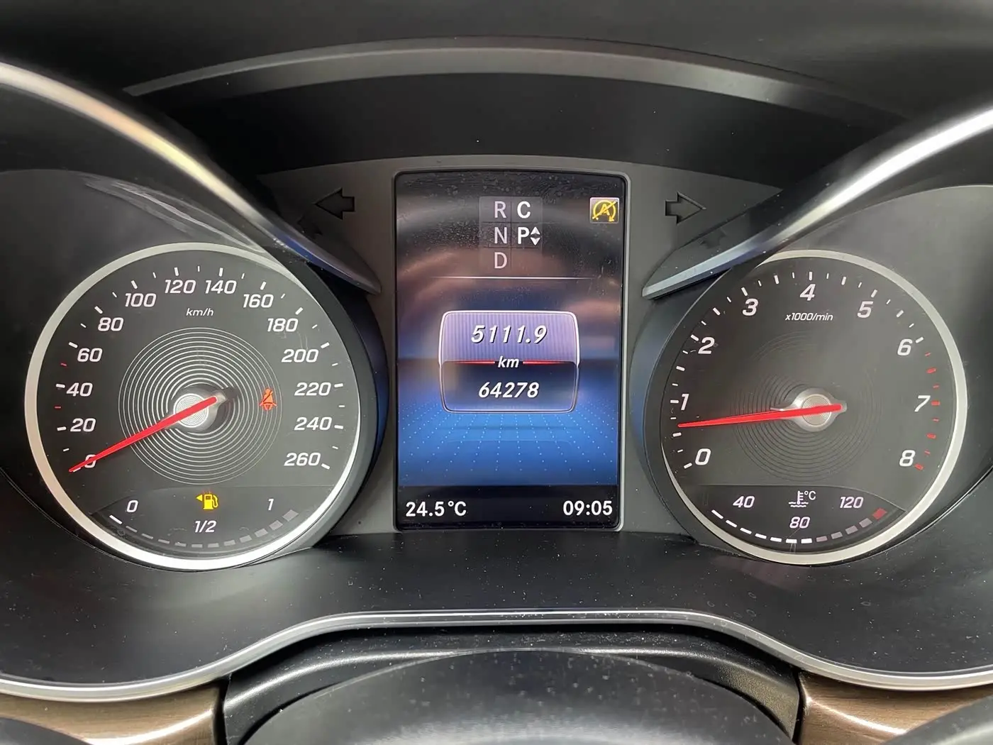 Mercedes-Benz V-Class 2023 — Photo 10/18