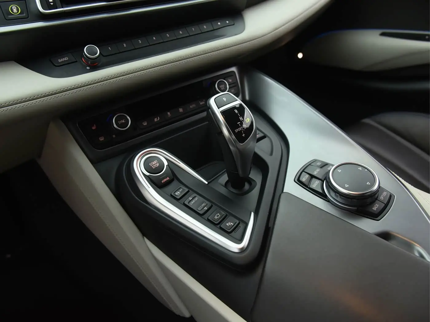 BMW i8 2017 — Фото 10/20