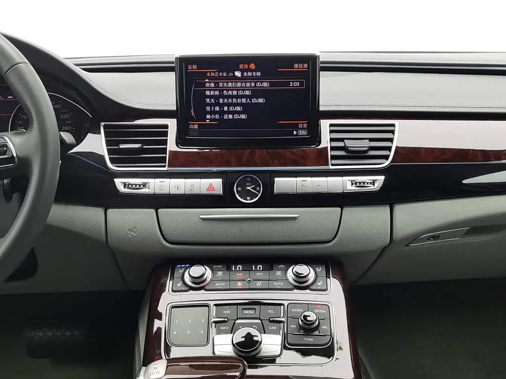 Audi A8 2013 — Photo 12/20