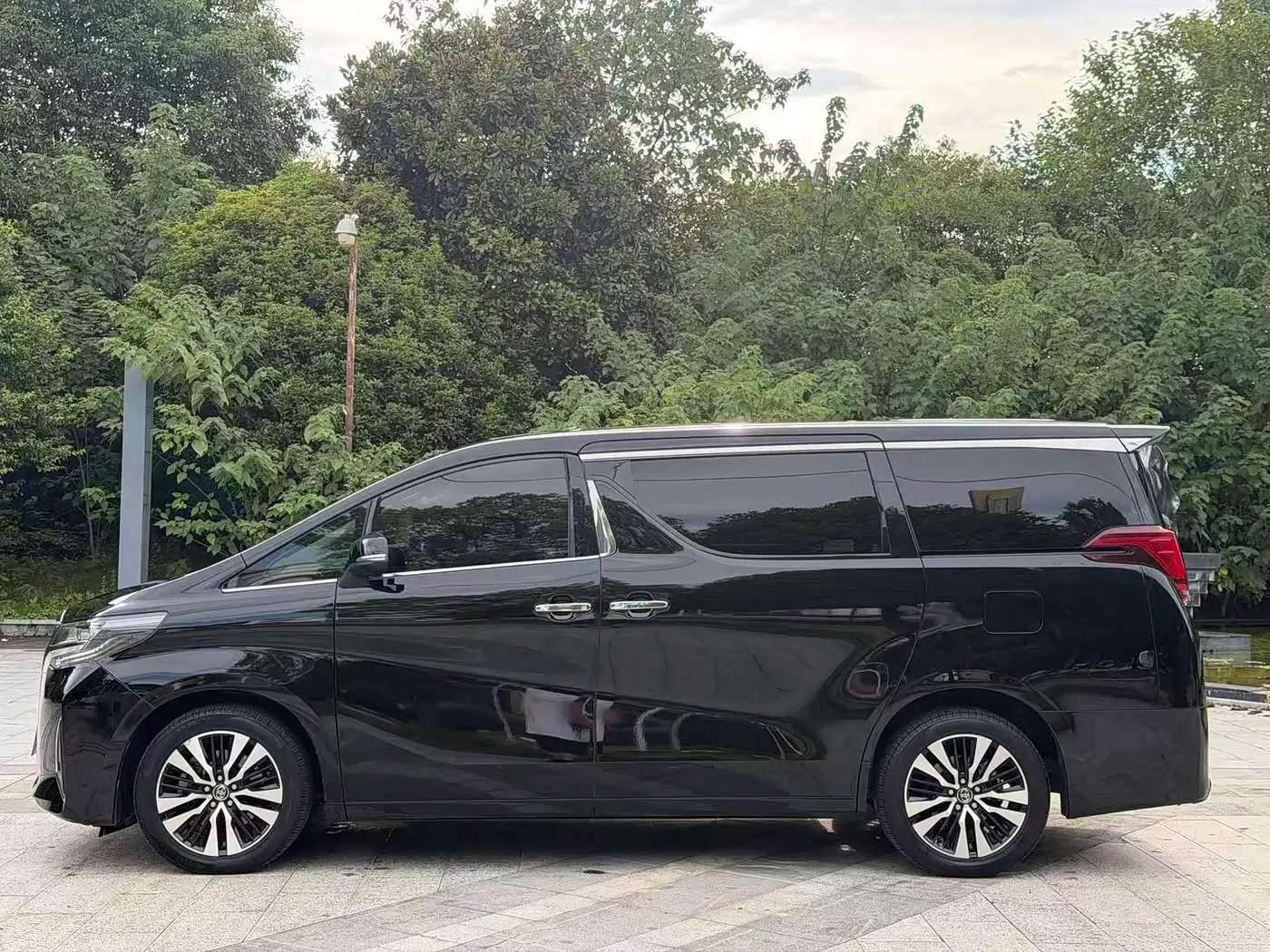 Toyota Alphard 2019 — Photo 3/13