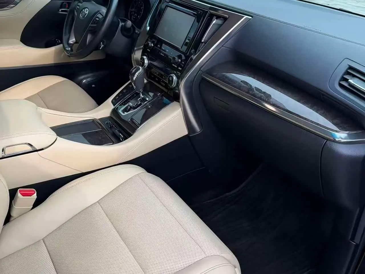 Toyota Alphard 2019 — Photo 7/13