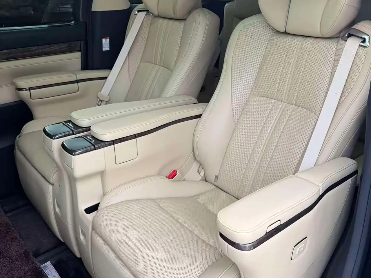 Toyota Alphard 2019 — Photo 10/13