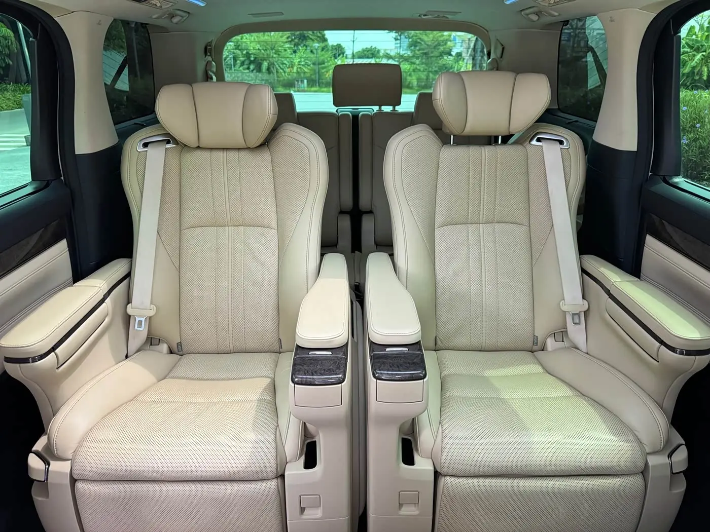 Toyota Alphard 2020 — Photo 16/18
