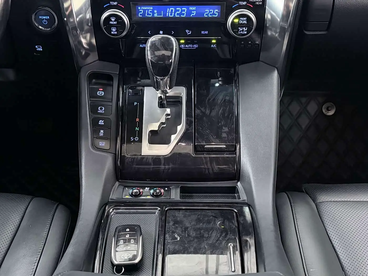 Toyota Vellfire 2022 — Photo 16/20