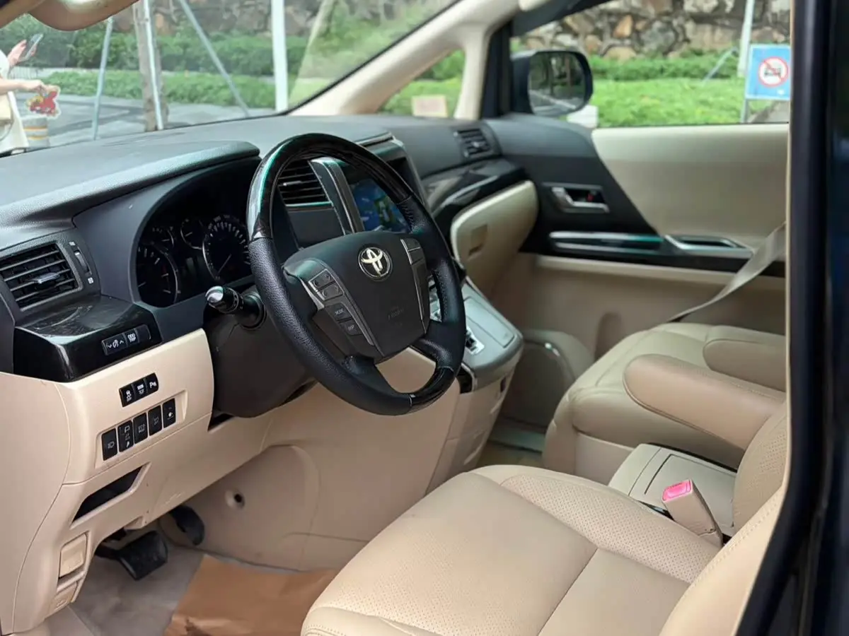 Toyota Alphard 2013 — Photo 9/12