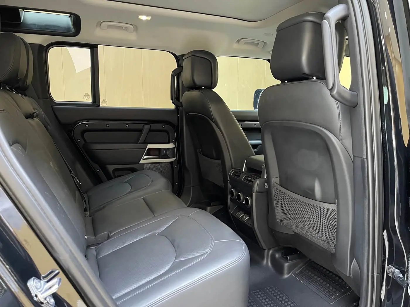 Land Rover Defender 2023 — Photo 15/18