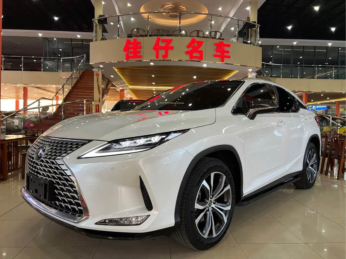 Lexus RX 2022 — Фото 1/17