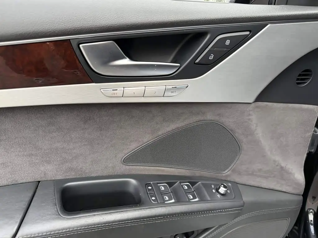 Audi A8 2011 — Photo 11/16