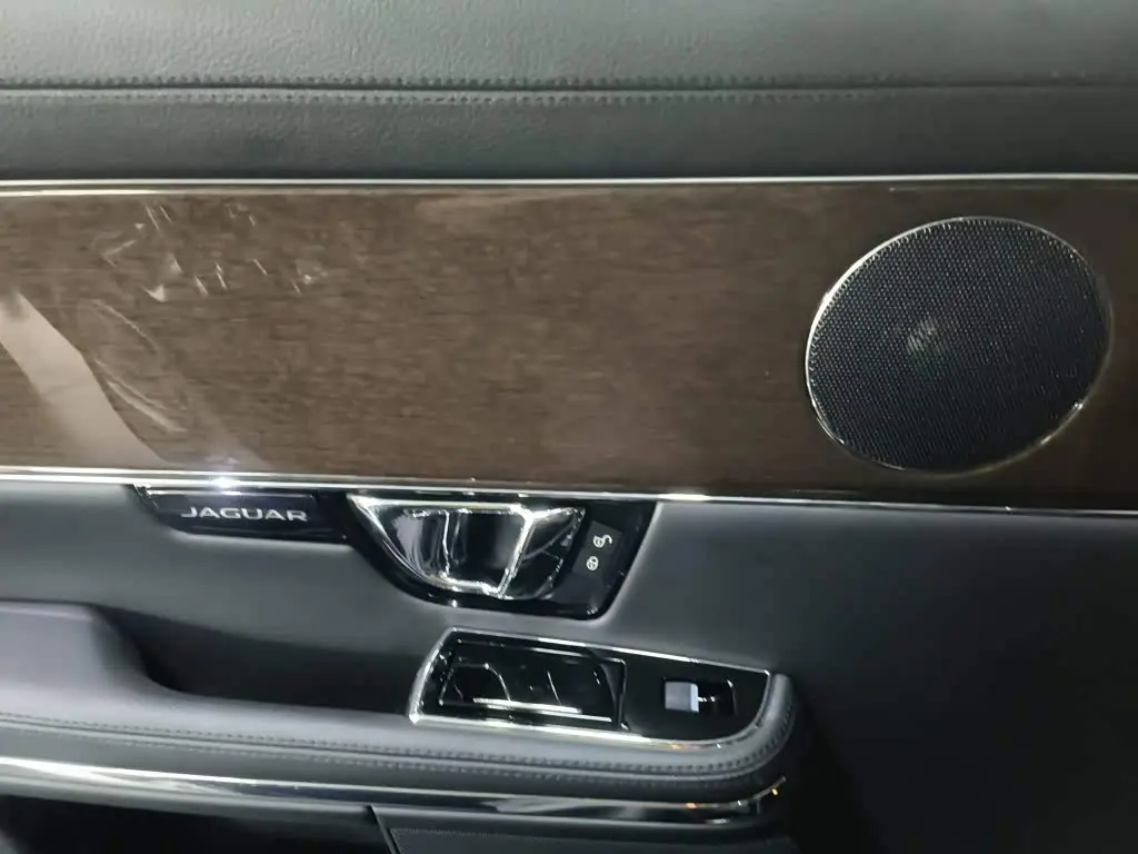 Jaguar XJ 2018 — Фото 14/14
