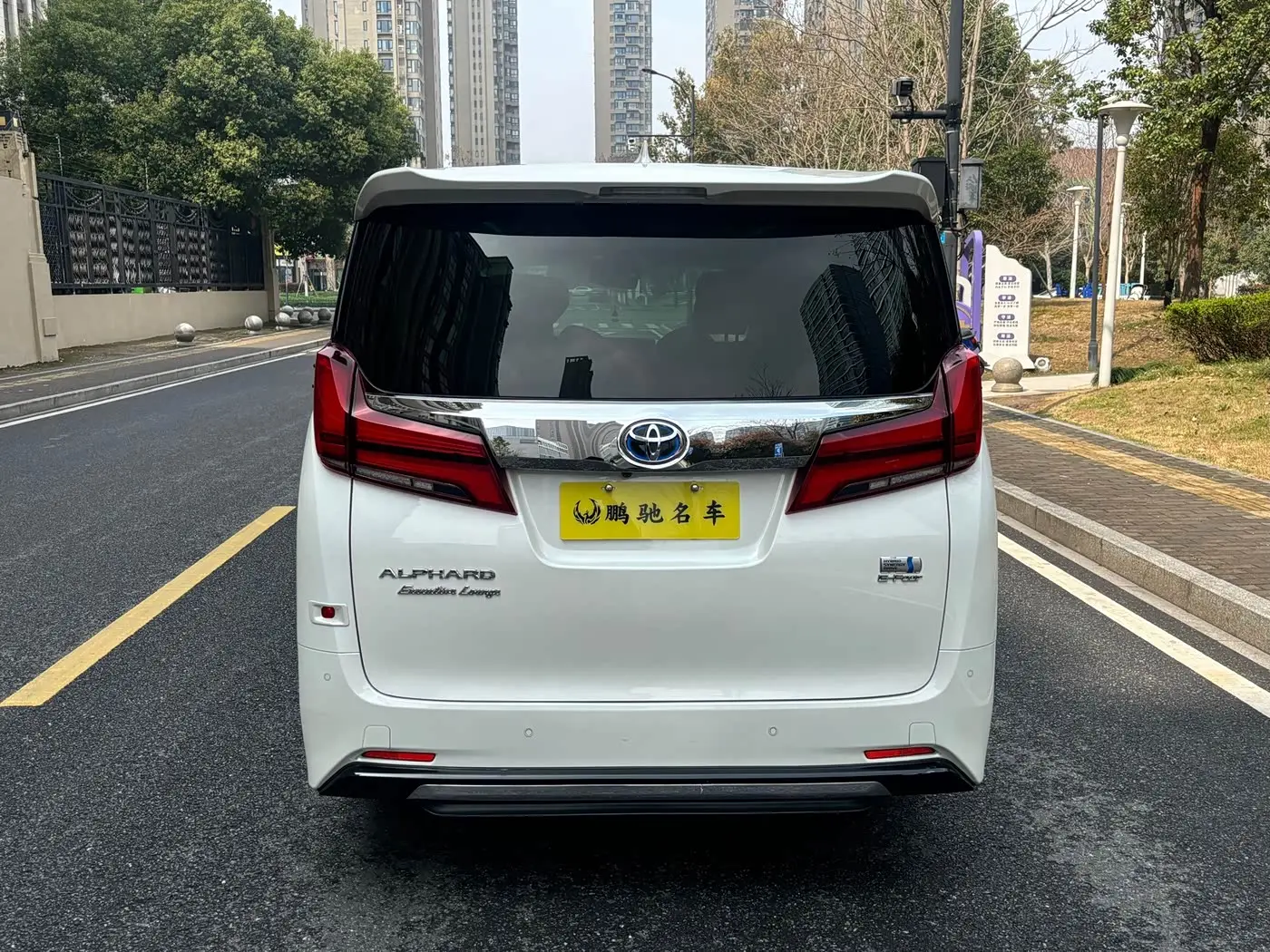 Toyota Alphard 2023 — Photo 2/10