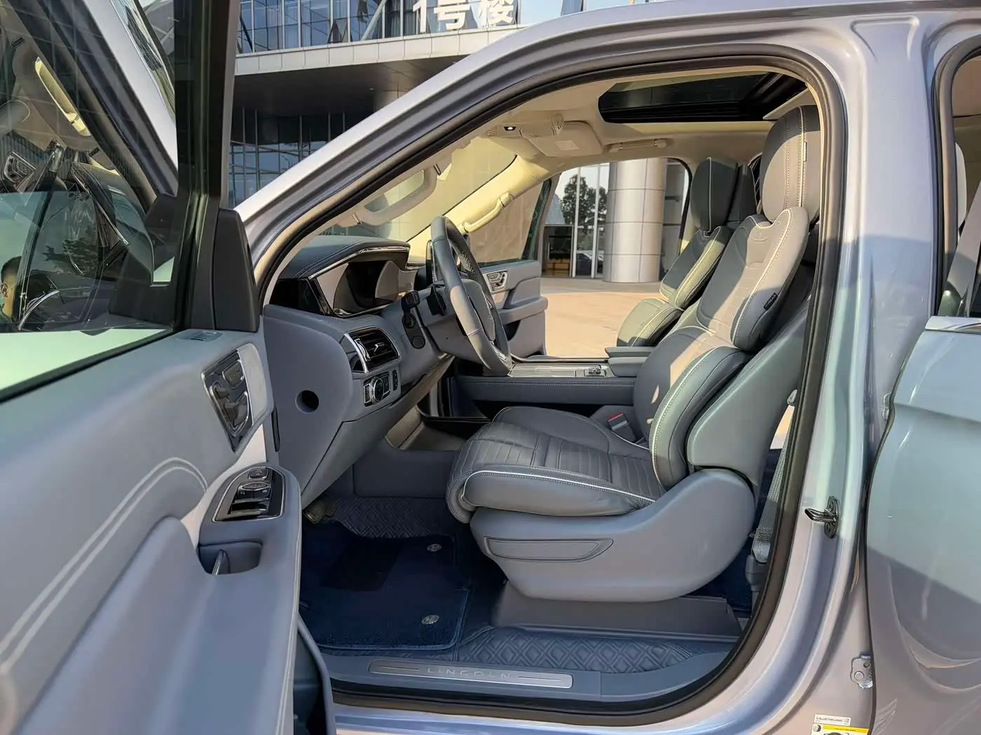 Lincoln Navigator 2022 — Şəkil 4/17