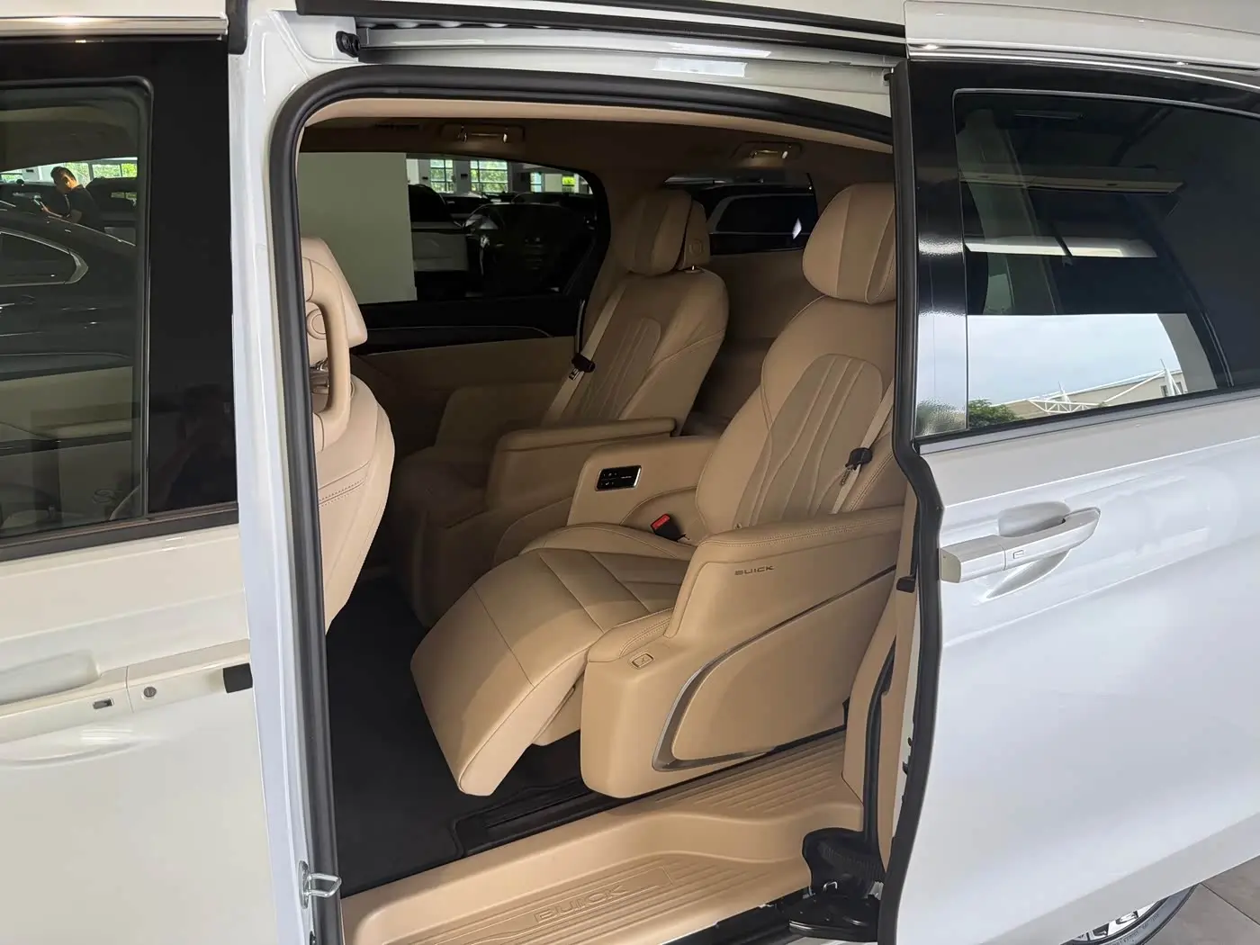 Buick GL8 New Energy 2025 — Photo 6/9