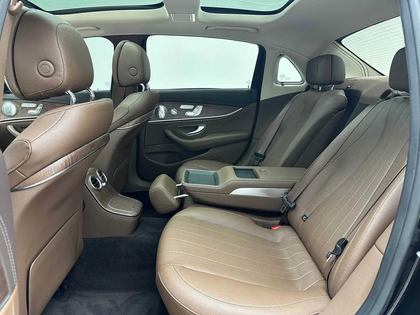 Mercedes-Benz E-Class 2022 — Photo 6/20