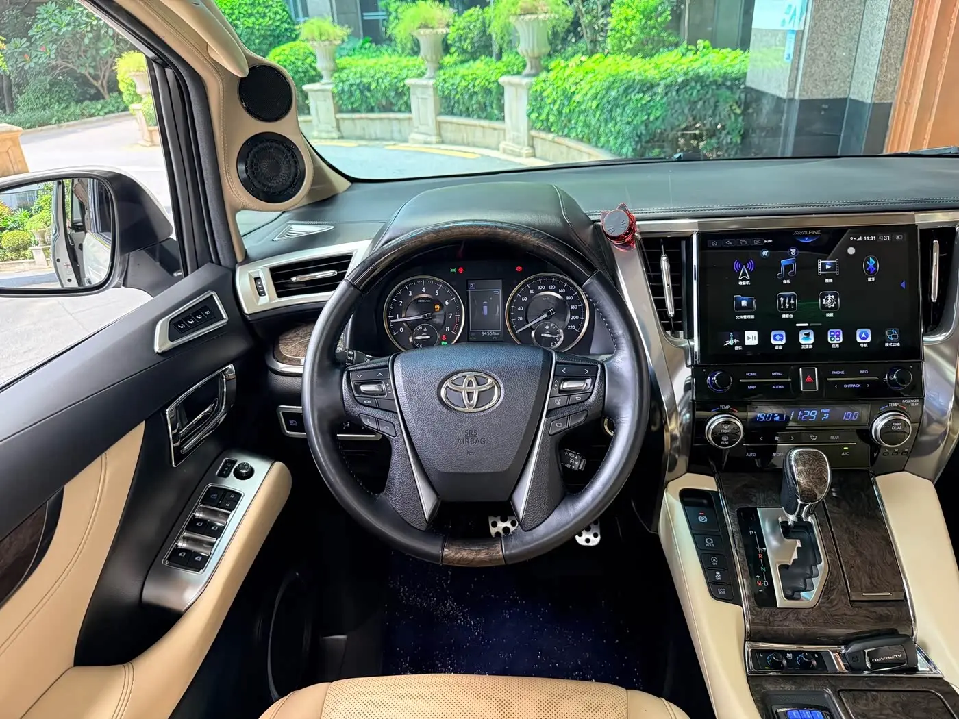 Toyota Alphard 2018 — Photo 15/20