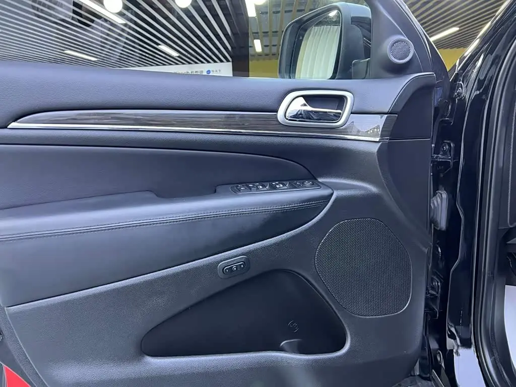 Jeep Grand Cherokee 2019 — Фото 15/20