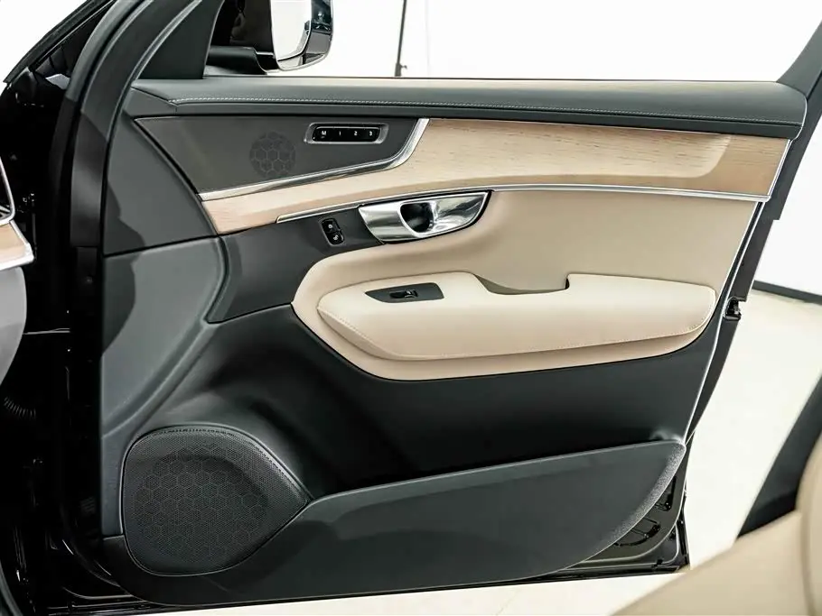 Volvo XC90 Plug-in Hybrid 2026 — Photo 16/20
