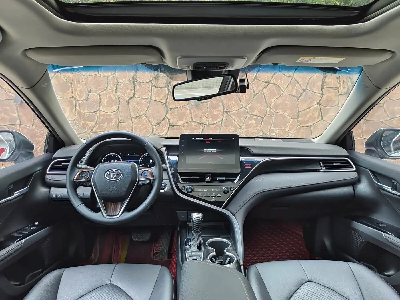 Toyota Camry 2021 — ფოტო 13/20