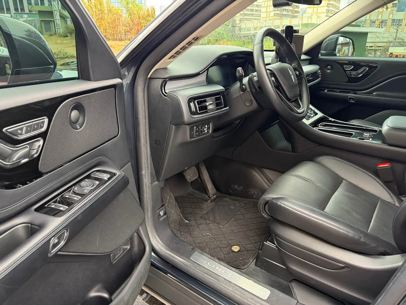 Lincoln Aviator 2023 — Photo 8/18