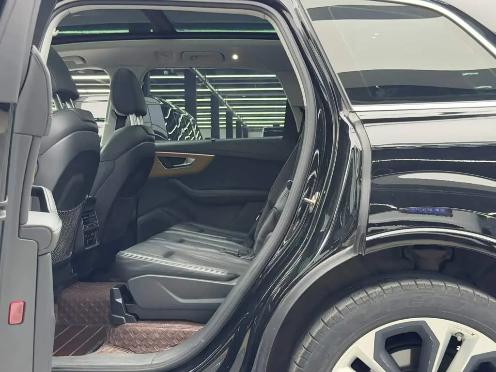 Audi Q7 2021 — Photo 9/19