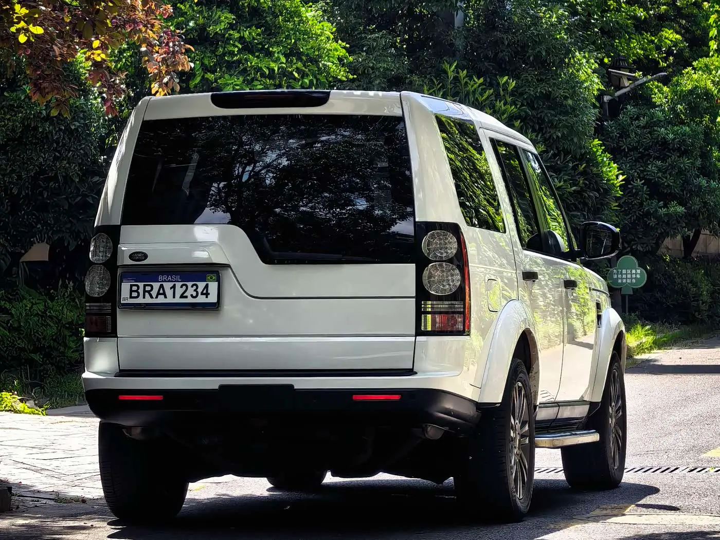 Land Rover Discovery 2016 — Photo 13/14