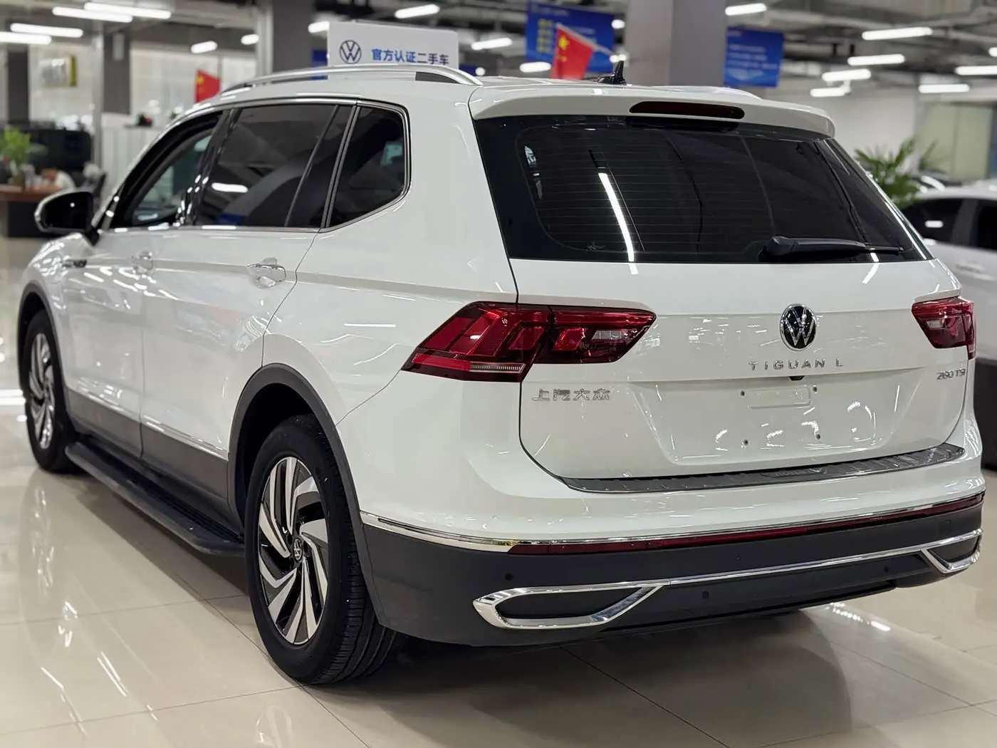 Volkswagen Tiguan L 2023 — Фото 8/13
