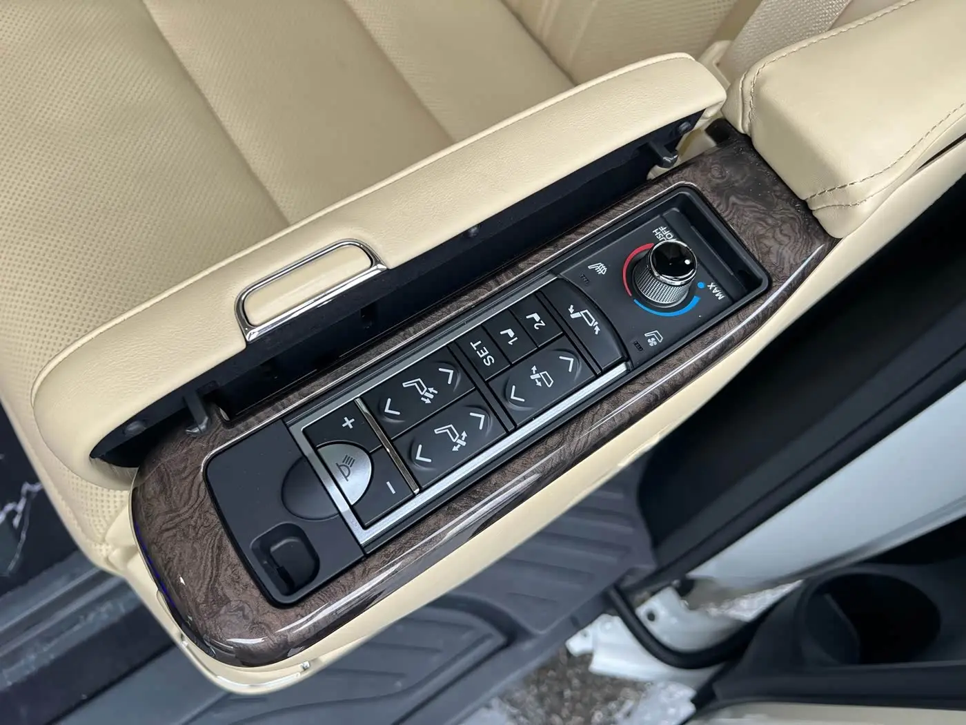Toyota Vellfire 2023 — Photo 5/9