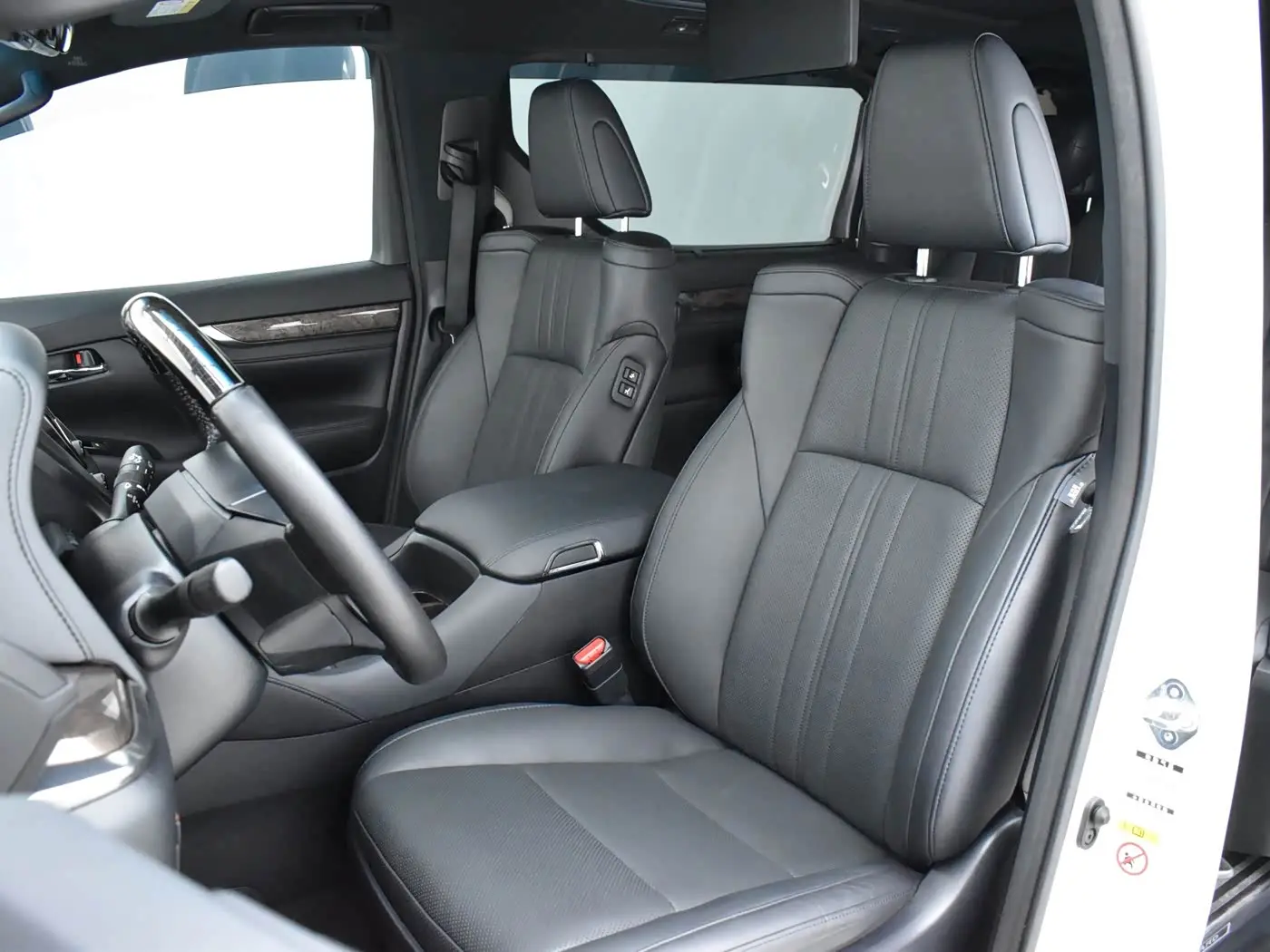 Toyota Alphard 2018 — Photo 15/20