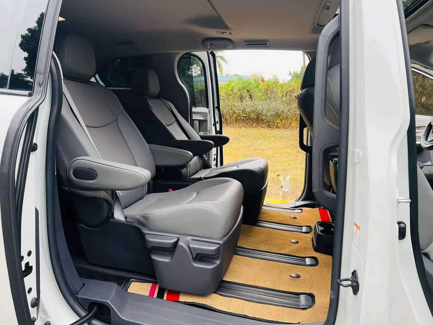 Toyota Sienna 2023 — Şəkil 9/20