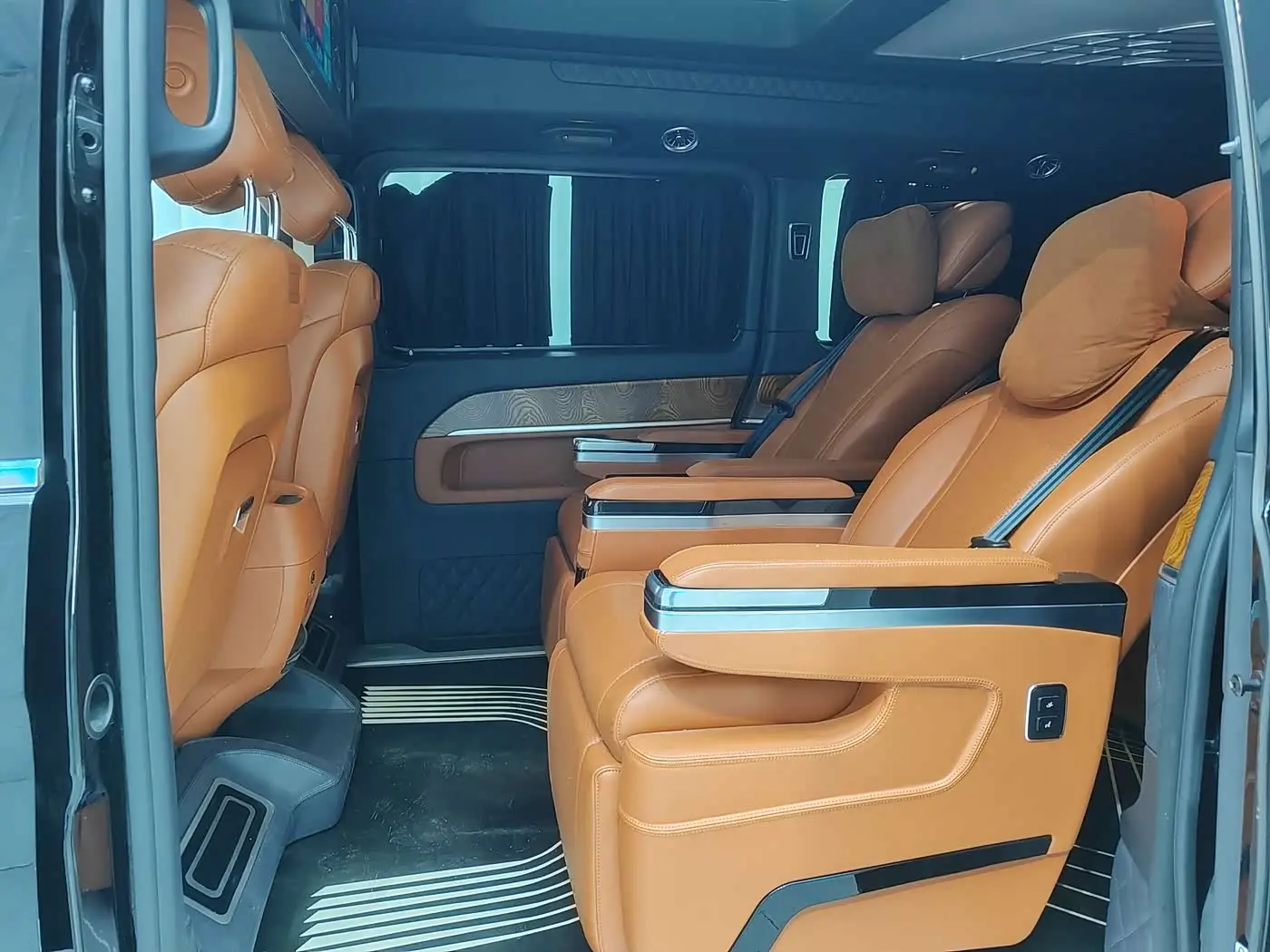 Mercedes-Benz V-Class 2024 — Photo 5/20