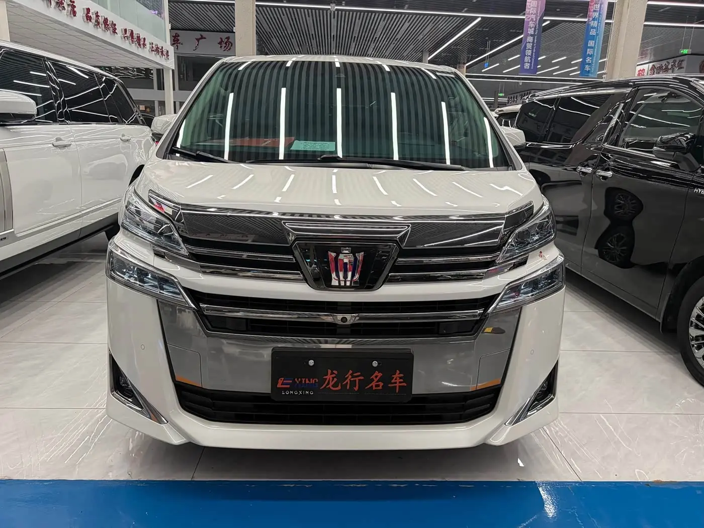 Toyota Vellfire 2021 — Фото 1/10