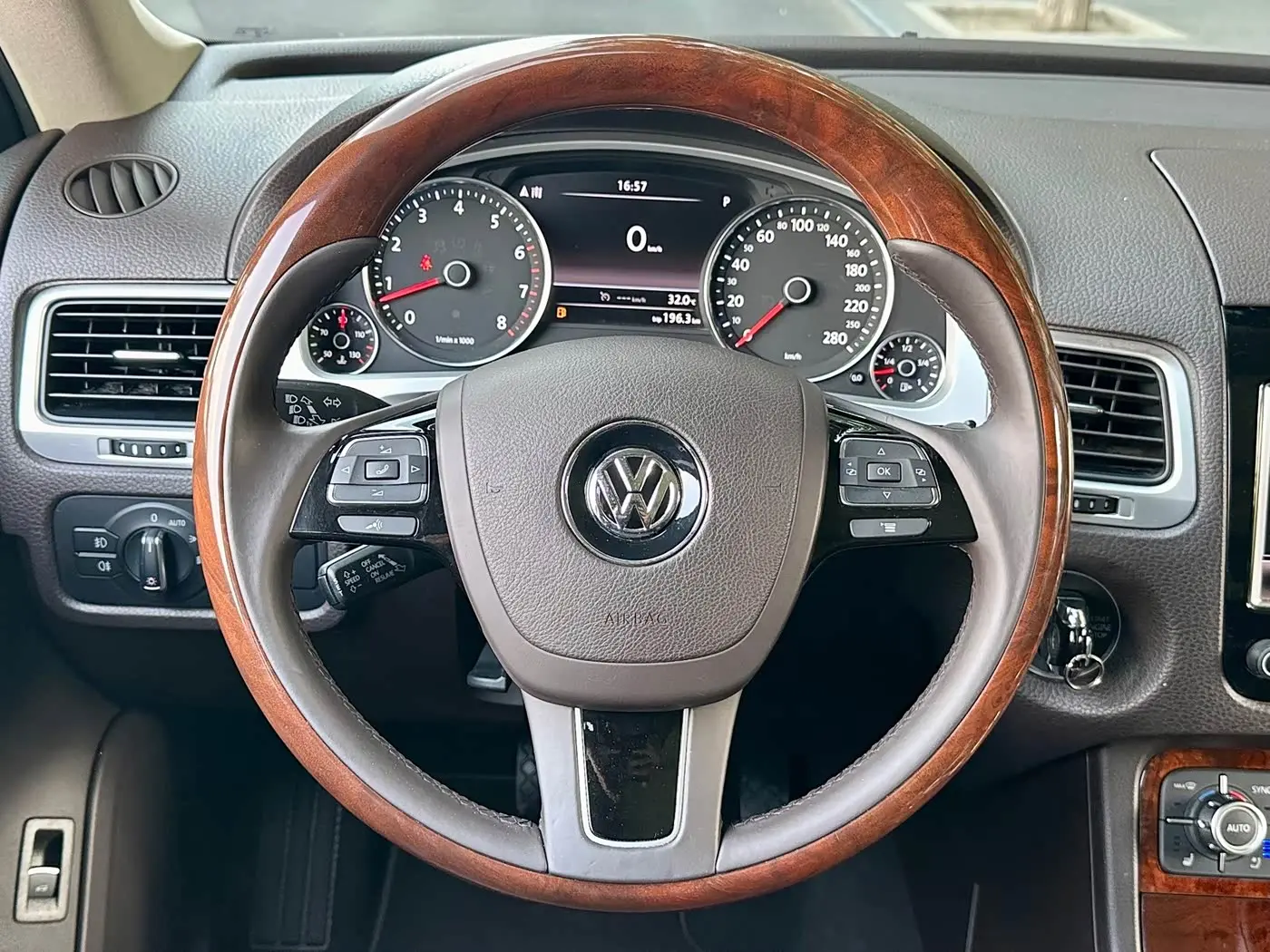 Volkswagen Touareg 2015 — Фото 7/15