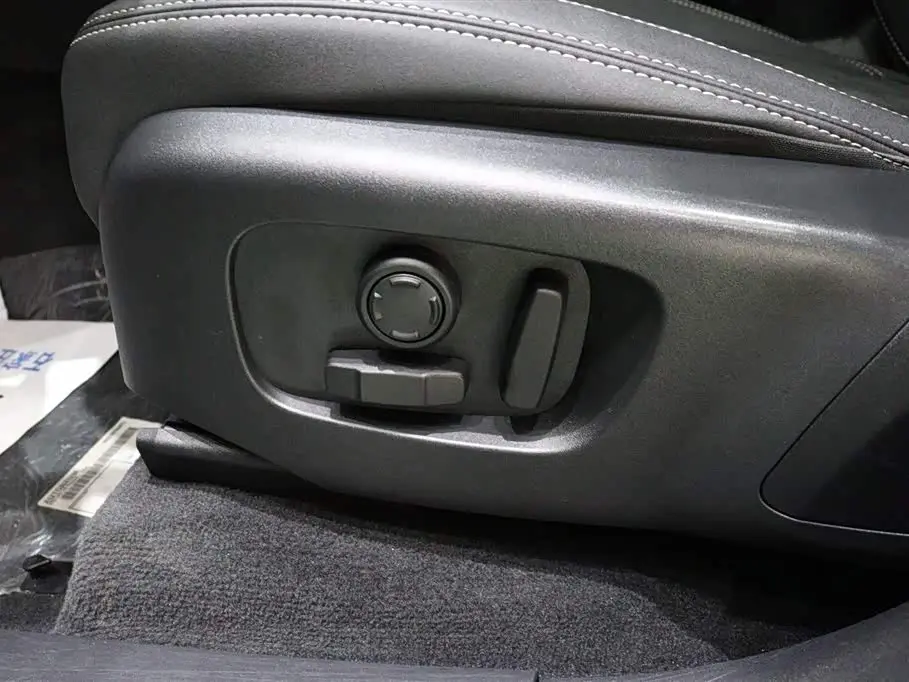 Land Rover Range Rover Velar 2023 — Photo 19/20