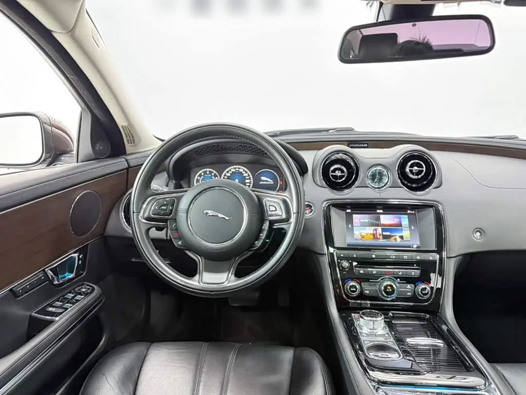 Jaguar XJ 2017 — Photo 16/20