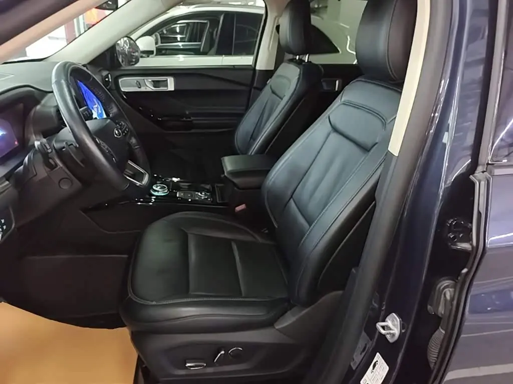 Ford Explorer 2022 — Photo 15/20