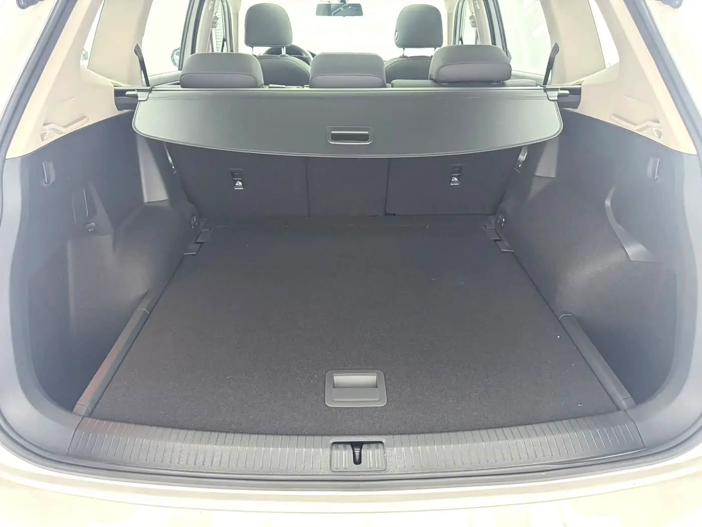 Volkswagen Tiguan L 2022 — Photo 11/18