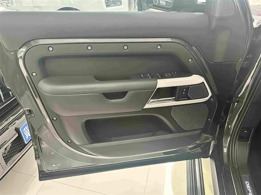 Land Rover Defender 2023 — Photo 6/19