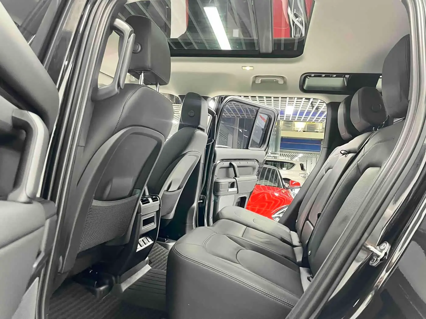 Land Rover Defender 2025 — Фото 7/18