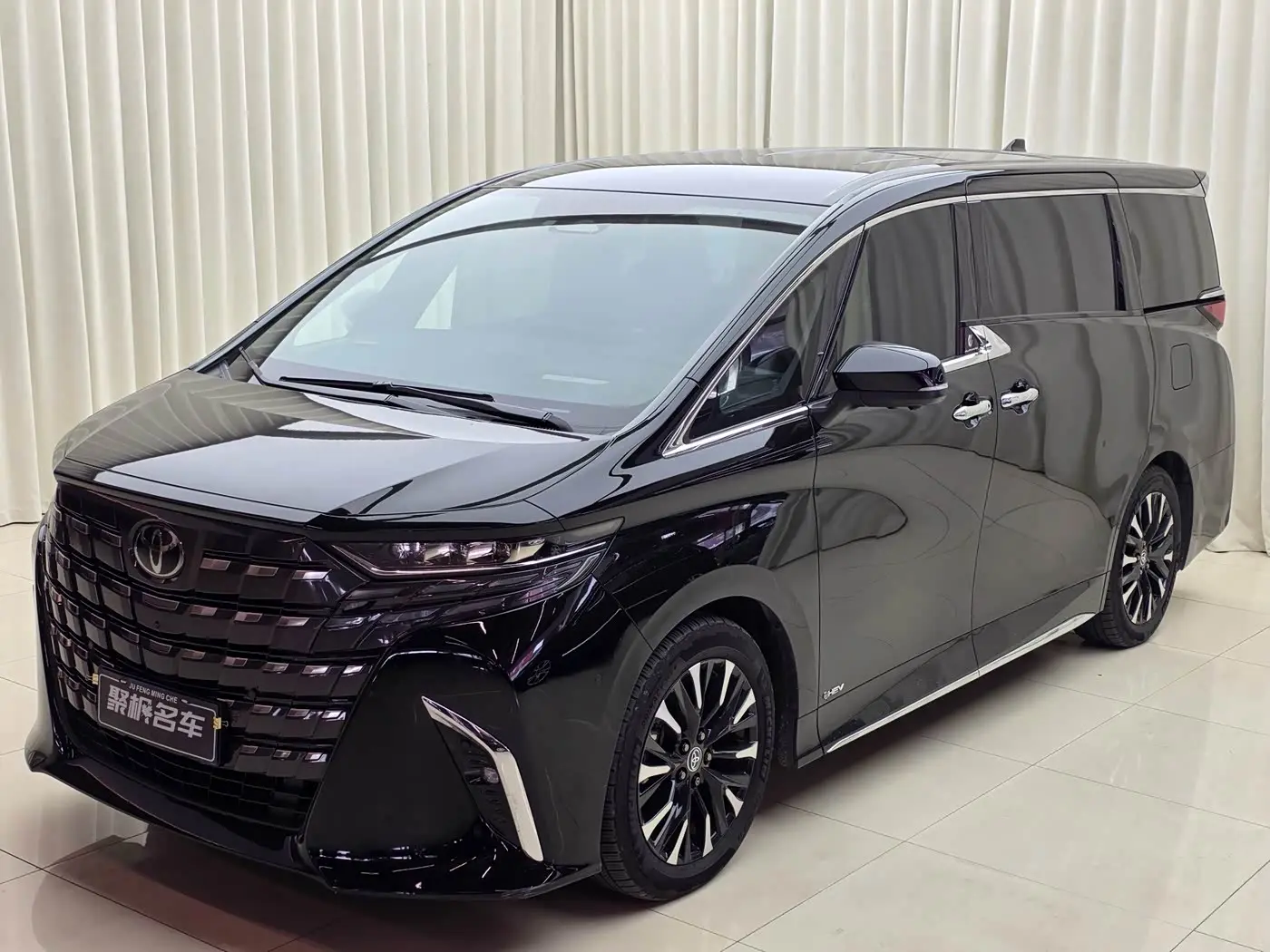Toyota Alphard 2025 — Фото 1/15