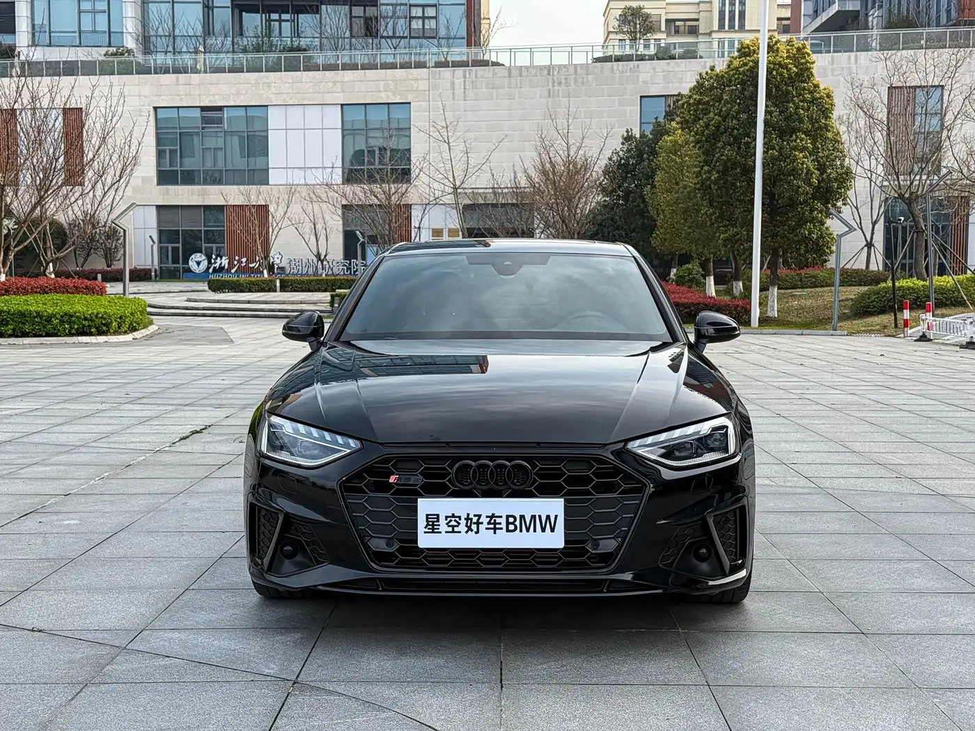 Audi A4L 2021 — Photo 2/19