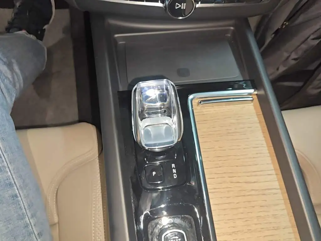Volvo XC60 Plug-in Hybrid 2025 — Фото 13/19